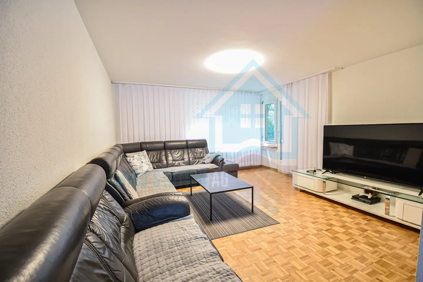 Spacious 5.5-room apartment near the village center of Neuenhof - Photo 1 of 11
