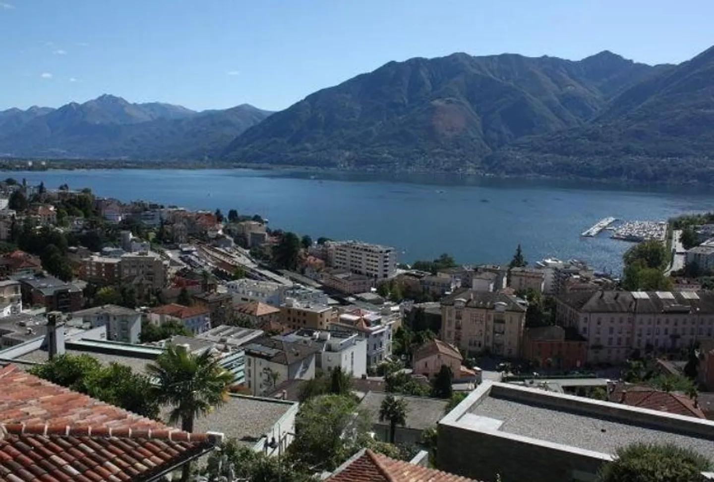 Villa con vista panoramica sul lago e piscina interna - Foto 2 di 5