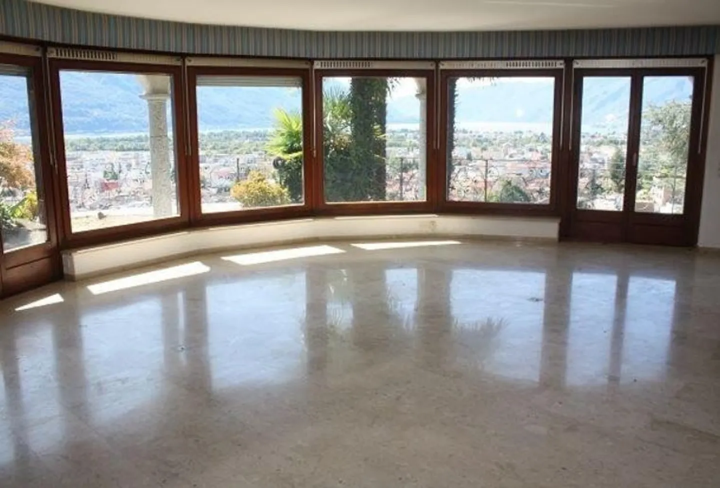 Villa con vista panoramica sul lago e piscina interna - Foto 3 di 5