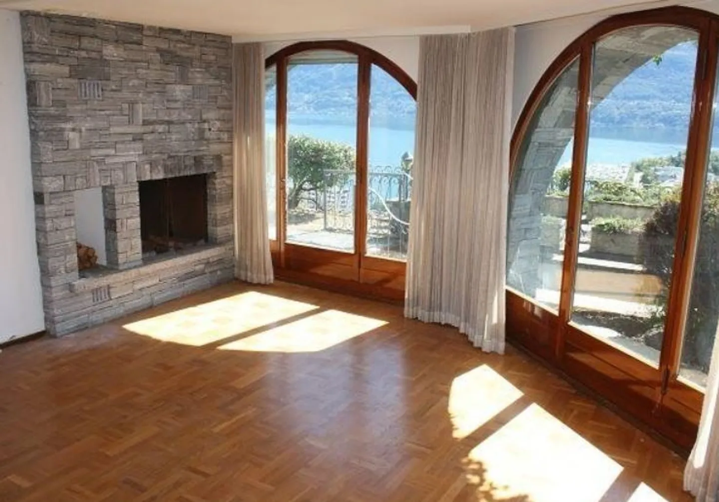 Villa con vista panoramica sul lago e piscina interna - Foto 4 di 5