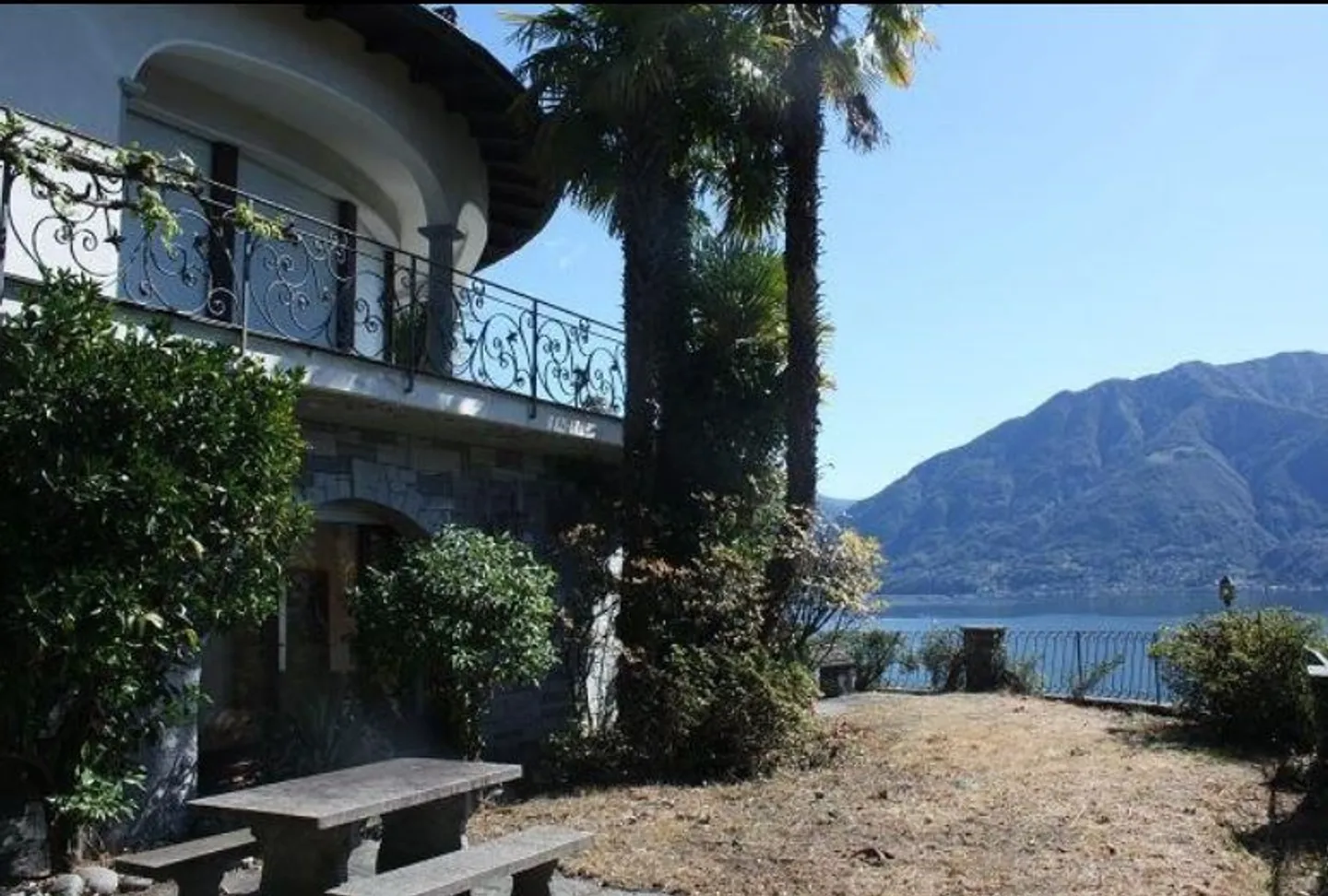 Villa con vista panoramica sul lago e piscina interna - Foto 1 di 5