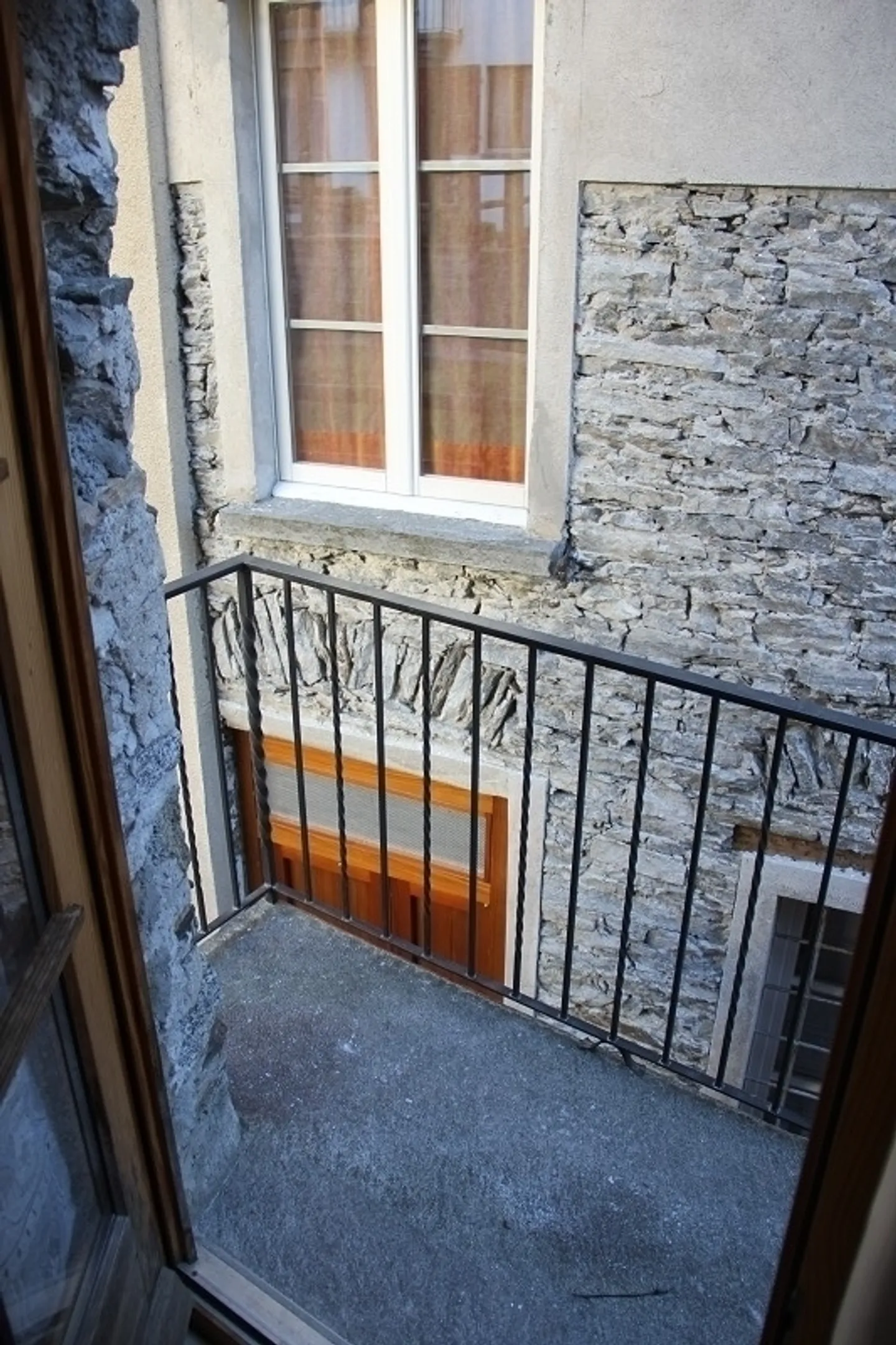 Rustico di 3 stanze nel centro del villaggio con balcone - Foto 5 di 8