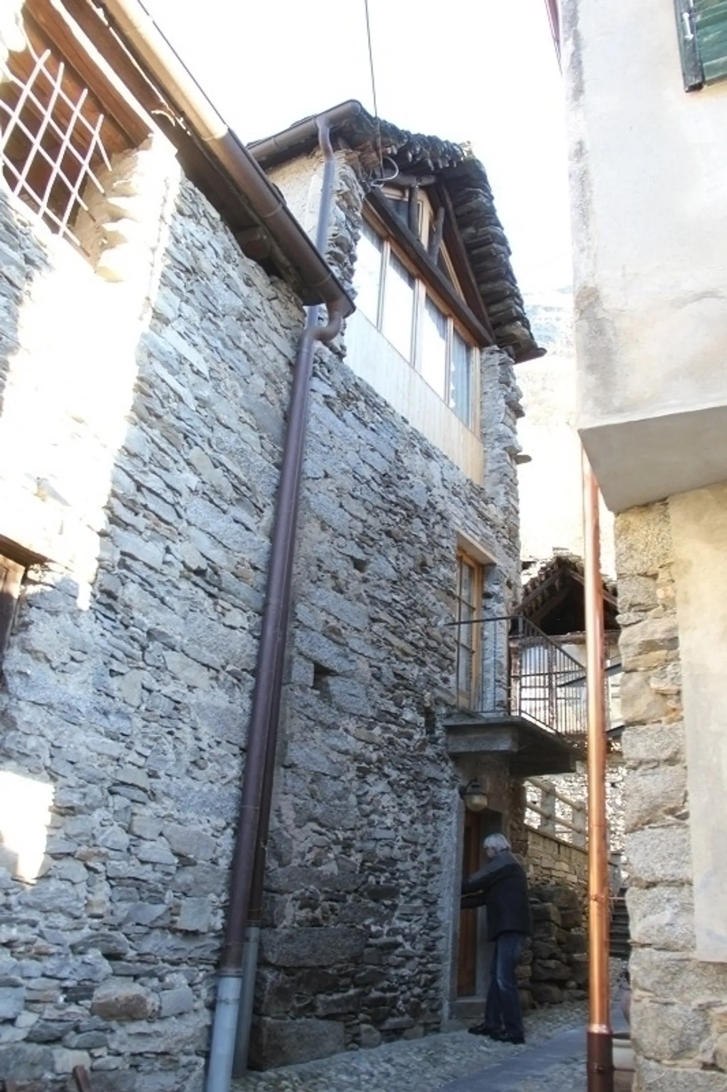 Rustico di 3 stanze nel centro del villaggio con balcone - Foto 1 di 8