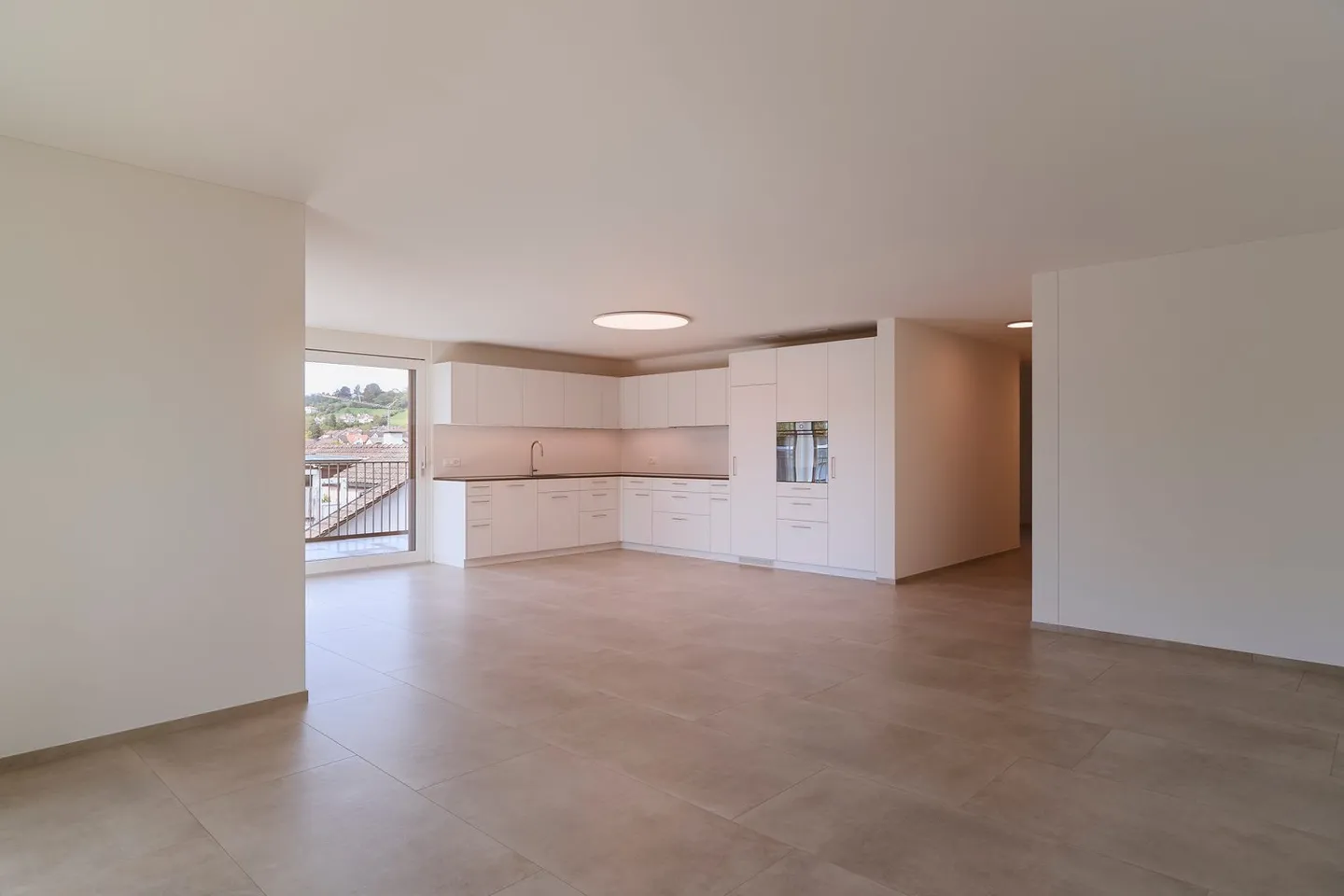 Appartement 3,5 pièces, presque neuf et spacieux, situé au centre, en standard de propriété - Photo 1 sur 8