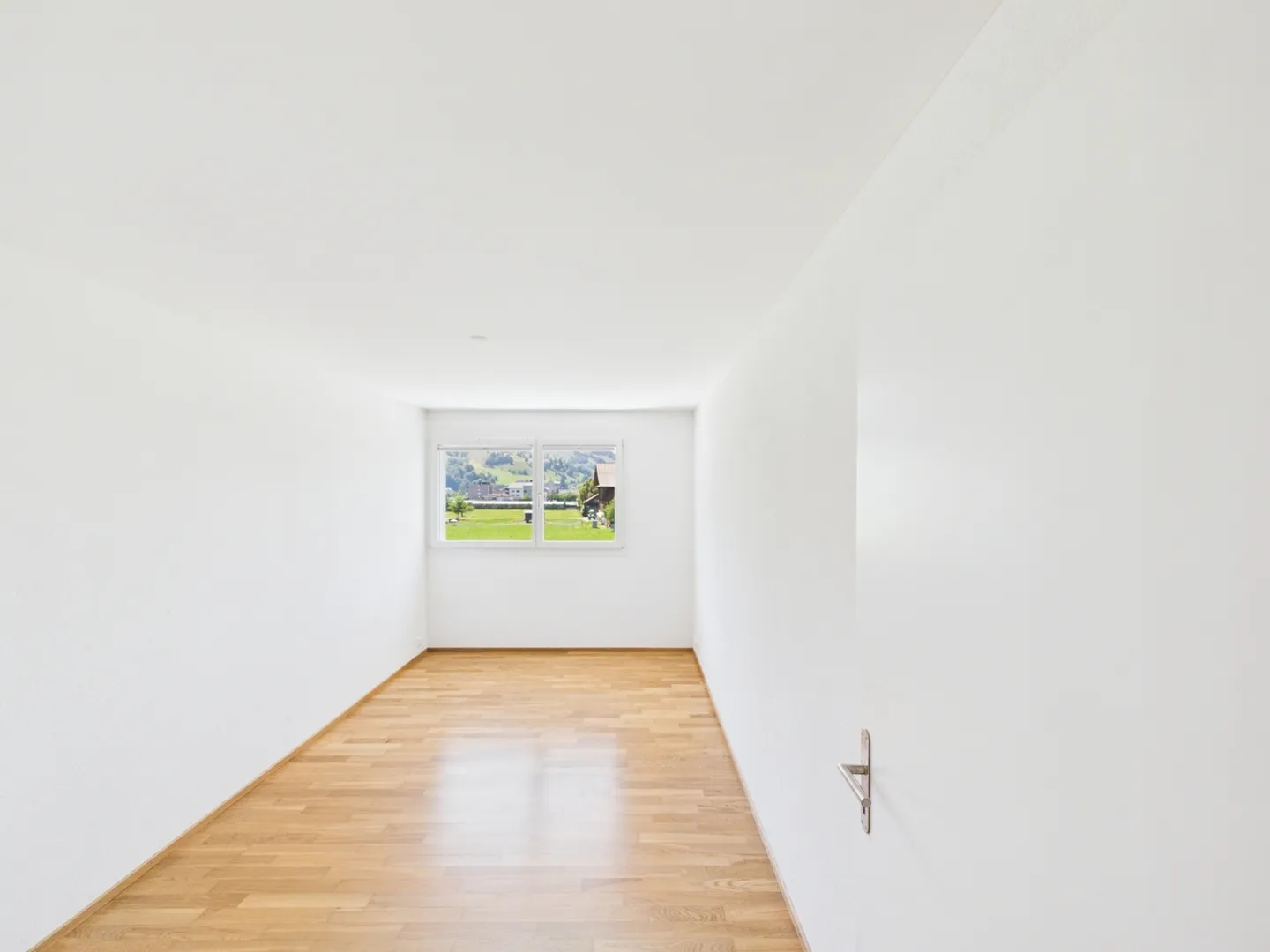 Spacious Apartment with Balcony View - Photo 9 of 13