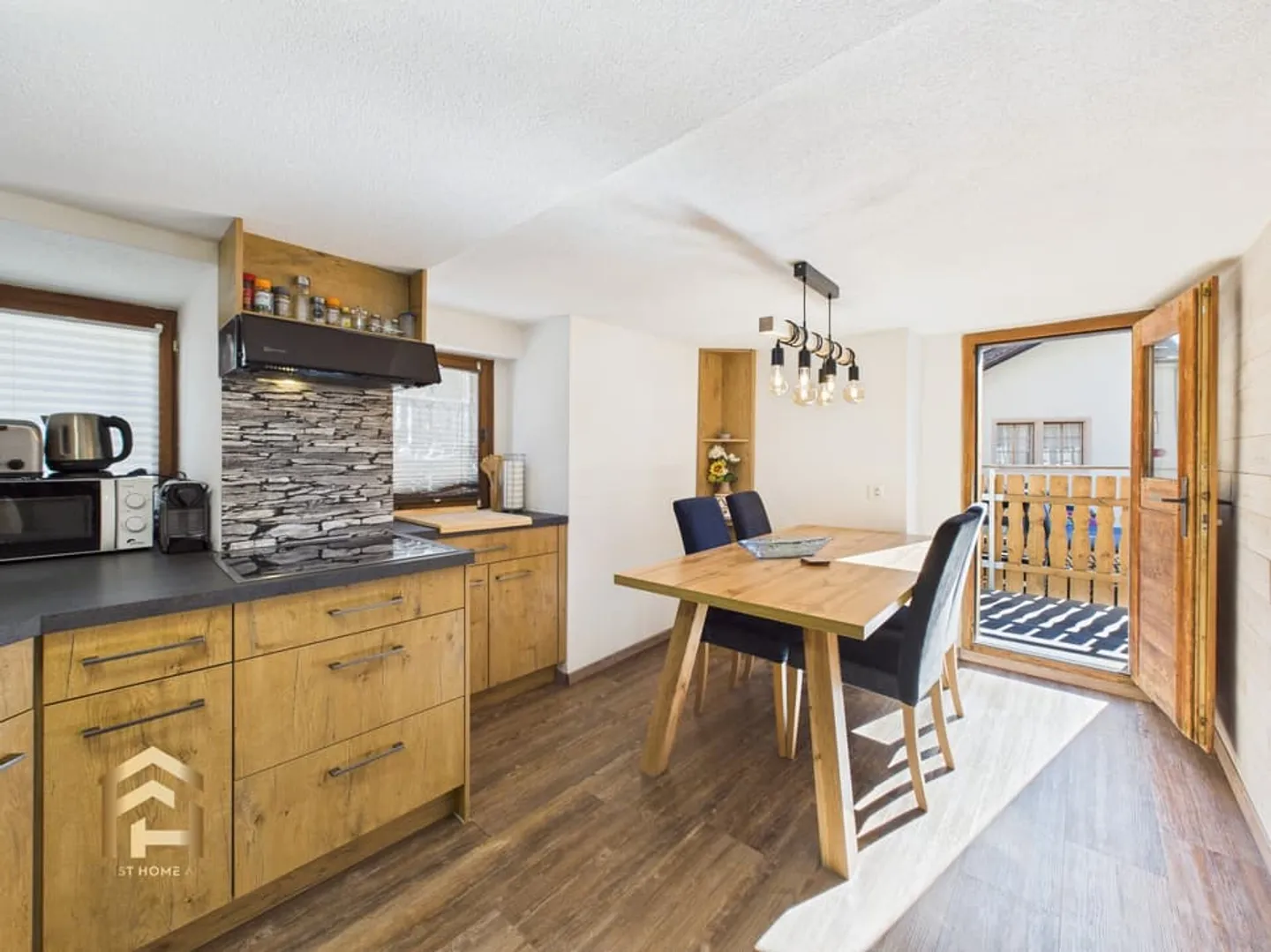 3.5-room apartment with outdoor seating area and balcony, including expandable stable and G - Photo 3 of 13