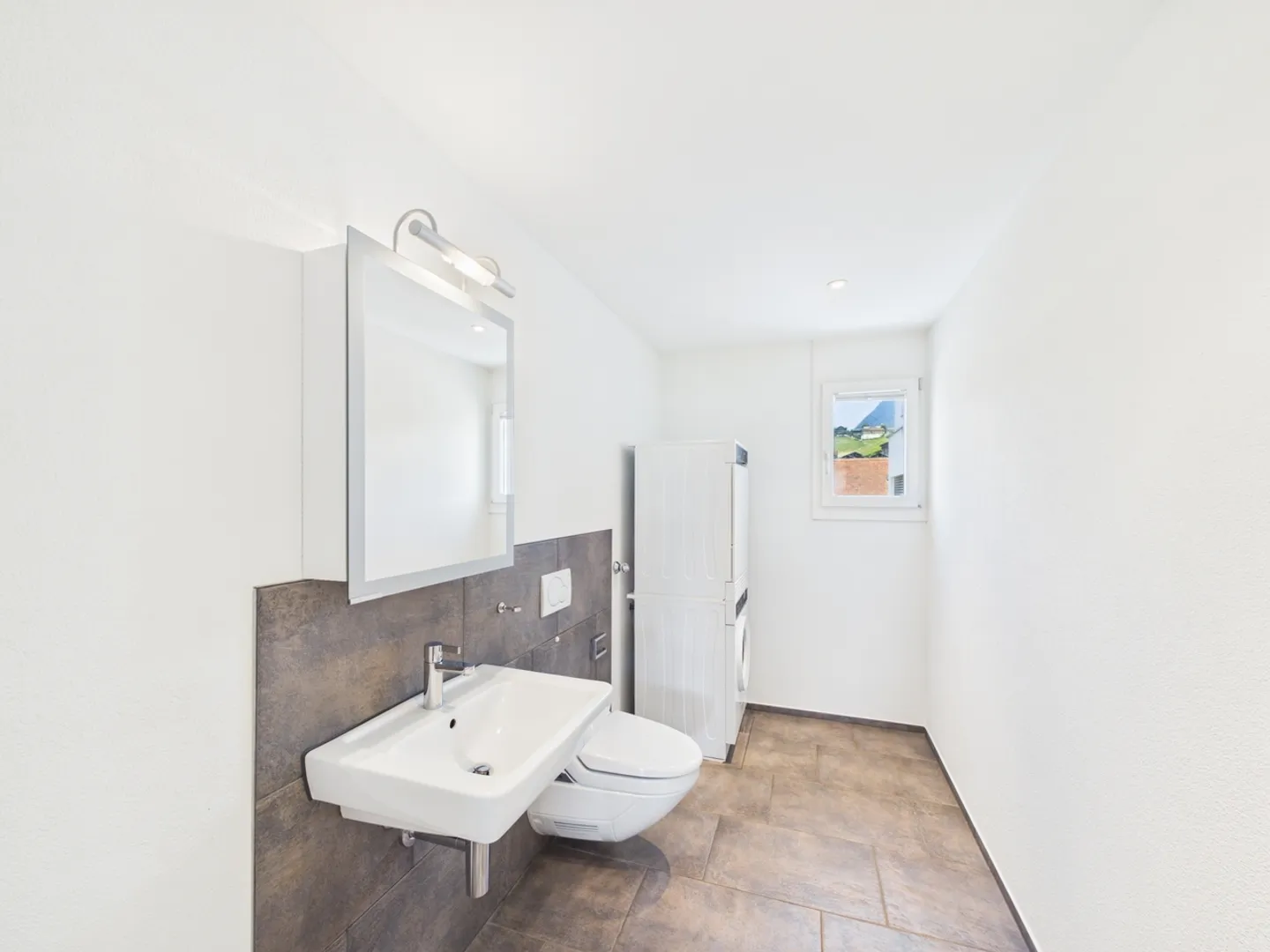 Spacious Apartment with Balcony View - Photo 8 of 13