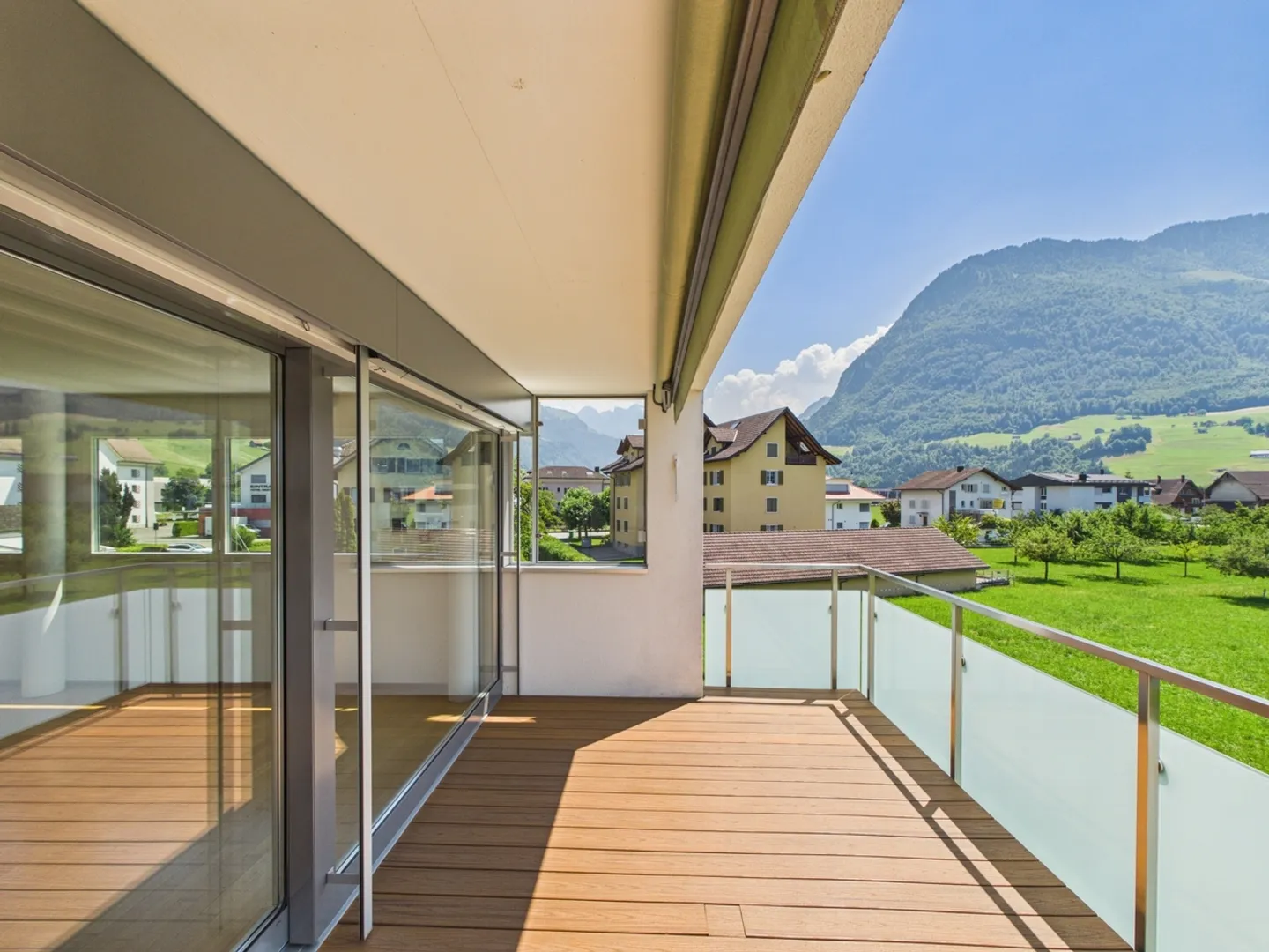 Spacious Apartment with Balcony View - Photo 10 of 13
