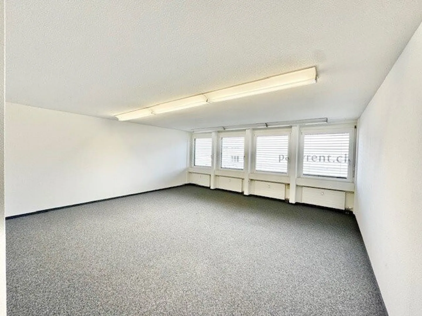 Emplacement central - parfait pour votre entreprise! - Photo 2 sur 4