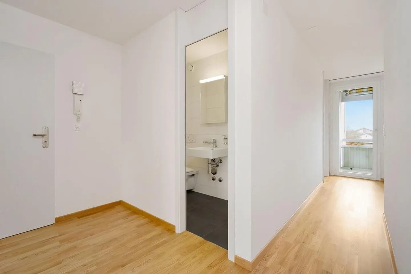 Renovierte Wohnung mit Balkonen - Foto 8 von 9