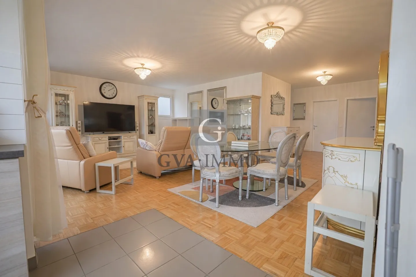 Helles Apartment mit Loggia in der Nähe der UN & Flughafen - Foto 2 von 9