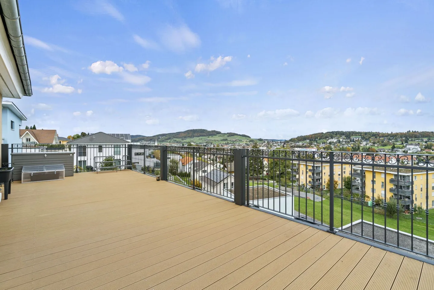 Casa unifamiliare con appartamento separato in una posizione elevata e ricercata - Foto 3 di 14