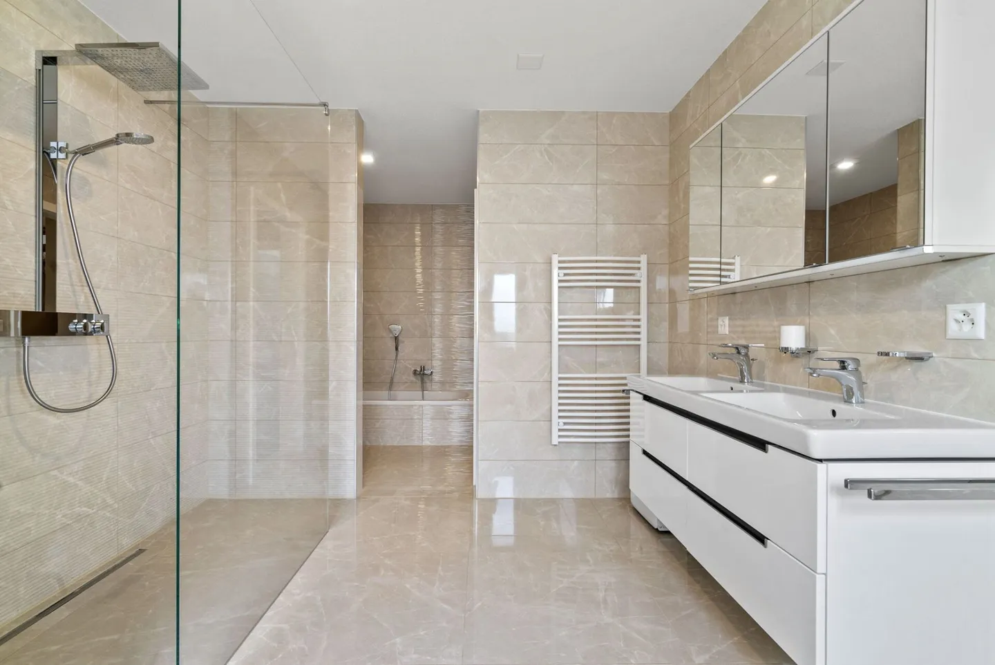 Casa unifamiliare con appartamento separato in una posizione elevata e ricercata - Foto 8 di 14