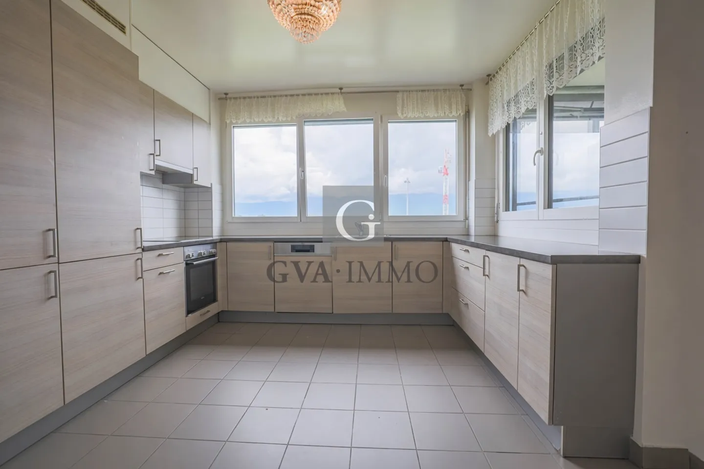 Helles Apartment mit Loggia in der Nähe der UN & Flughafen - Foto 4 von 9