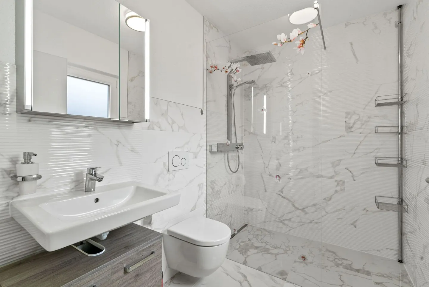 Casa unifamiliare con appartamento separato in una posizione elevata e ricercata - Foto 9 di 14