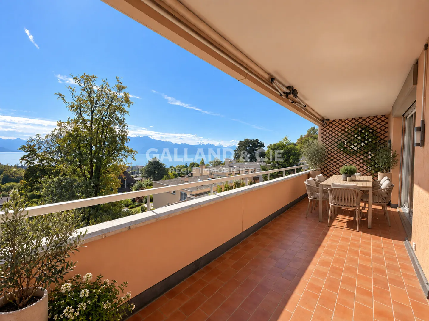 Elegant Apartment with Lake View - Photo 2 of 8
