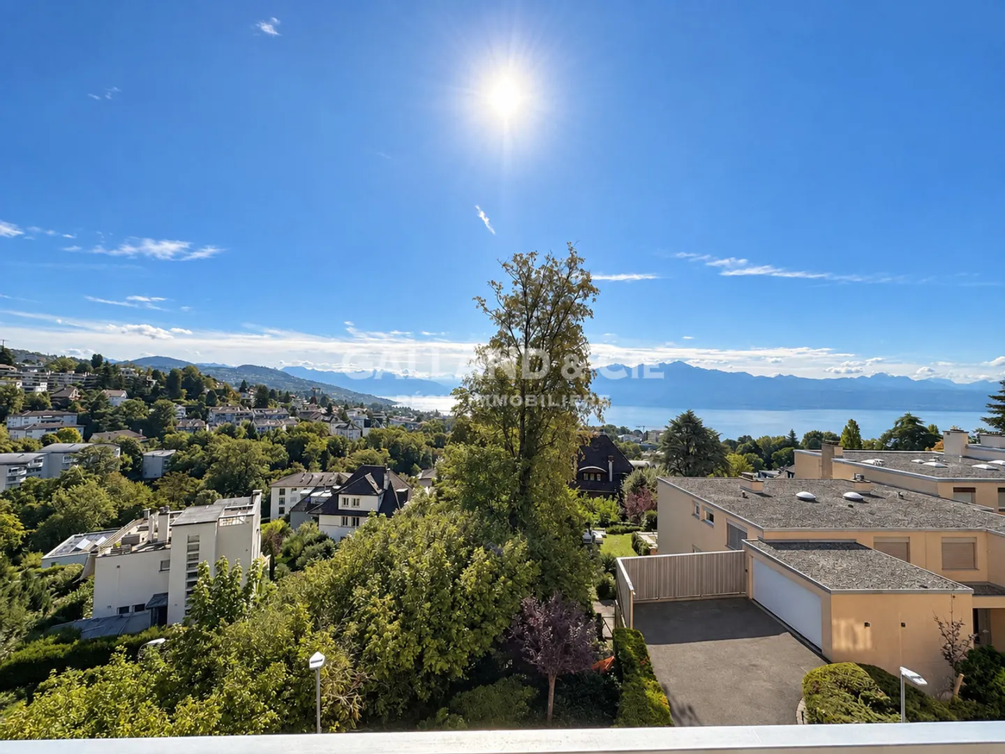 Elegant Apartment with Lake View - Photo 3 of 8