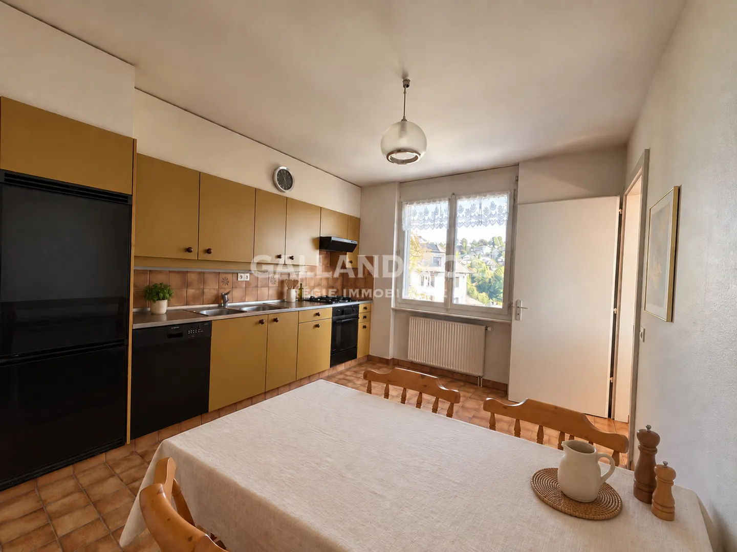 Elegant Apartment with Lake View - Photo 5 of 8
