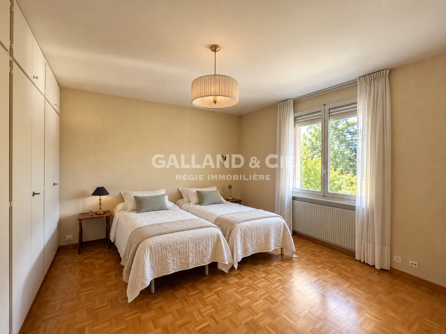 Elegant Apartment with Lake View - Photo 7 of 8
