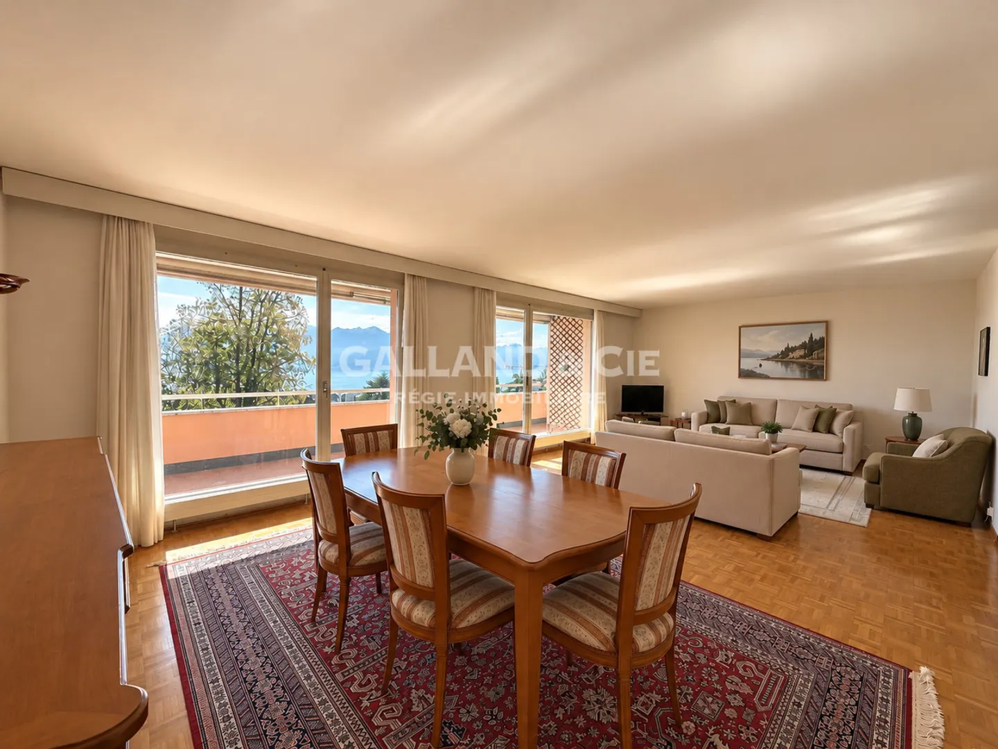 Elegant Apartment with Lake View - Photo 4 of 8