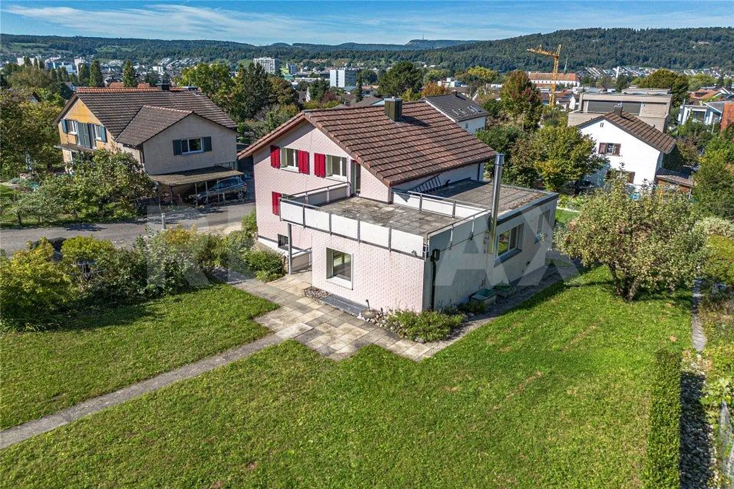 Family-friendly single-family house with plenty of outdoor space - Photo 2 of 13