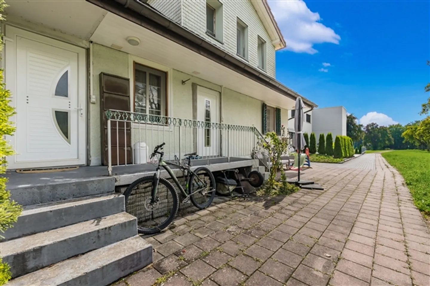 2-family house with garden and 4 parking spaces in Reinach AG - Photo 3 of 13