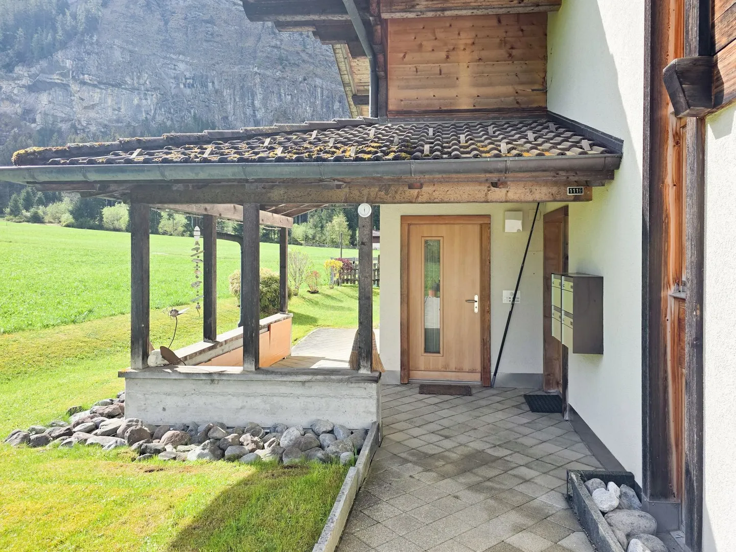 Attraktive 3.5-Zimmer-Erdgeschosswohnung in einem Zweifamilienhaus in Kandersteg - Photo 2 of 29