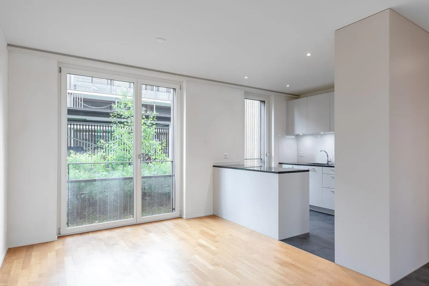 Moderne 4.5-Zimmer-Wohnung mit Balkon - Foto 2 von 9