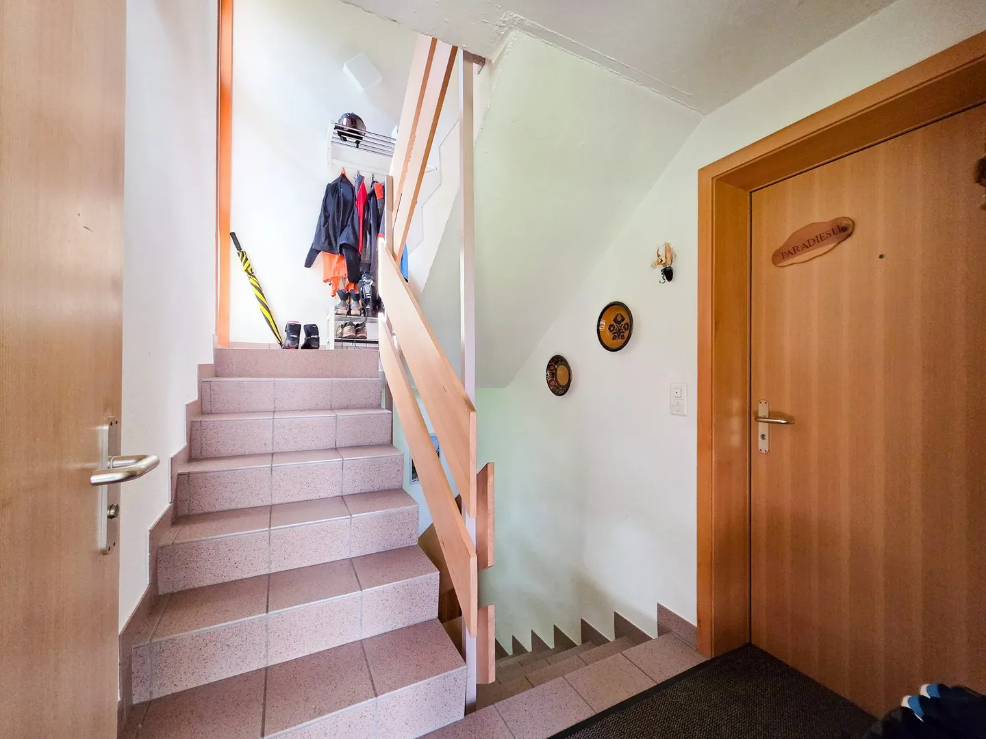 Attraktive 3.5-Zimmer-Erdgeschosswohnung in einem Zweifamilienhaus in Kandersteg - Photo 3 of 29