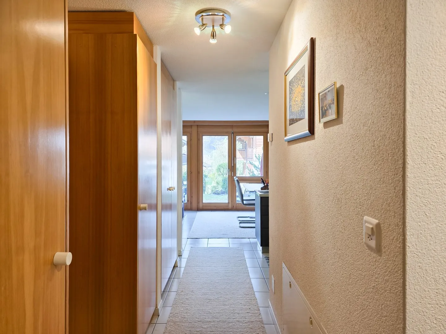 Attraktive 3.5-Zimmer-Erdgeschosswohnung in einem Zweifamilienhaus in Kandersteg - Photo 5 of 29