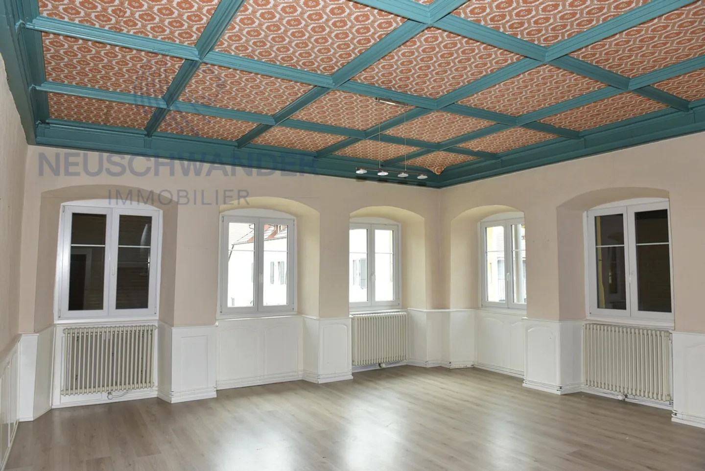 Imposing and spacious building with excellent potential to exploit. - Photo 2 of 12