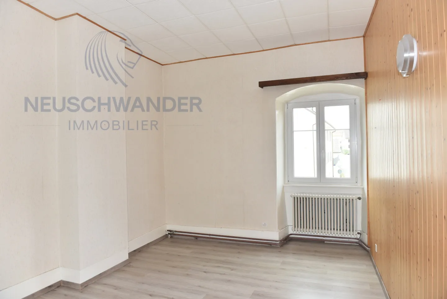 Imposing and spacious building with excellent potential to exploit. - Photo 3 of 12