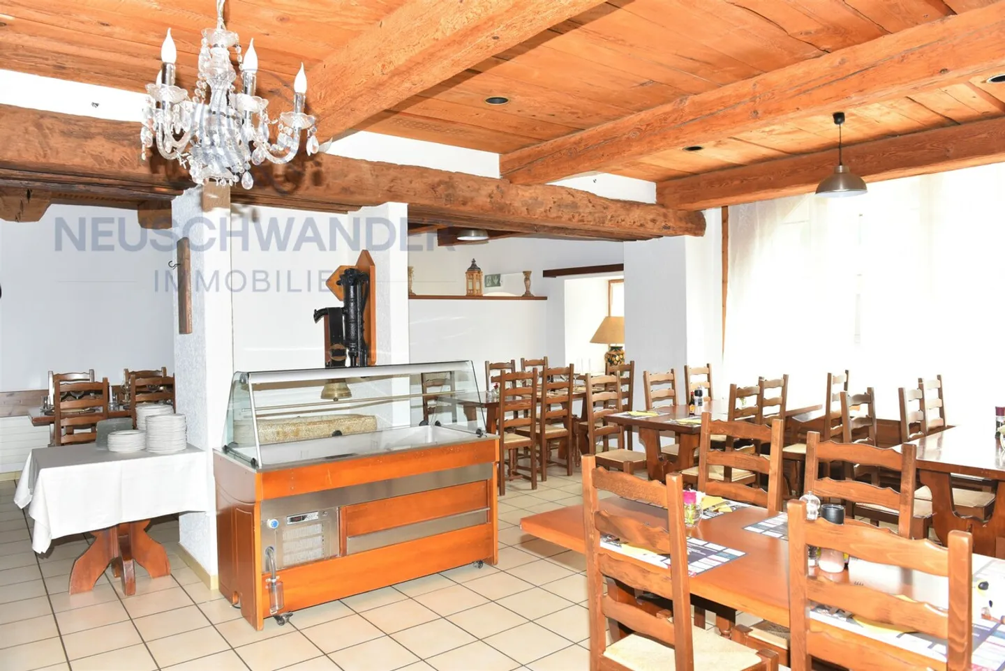 Imposing and spacious building with excellent potential to exploit. - Photo 10 of 12