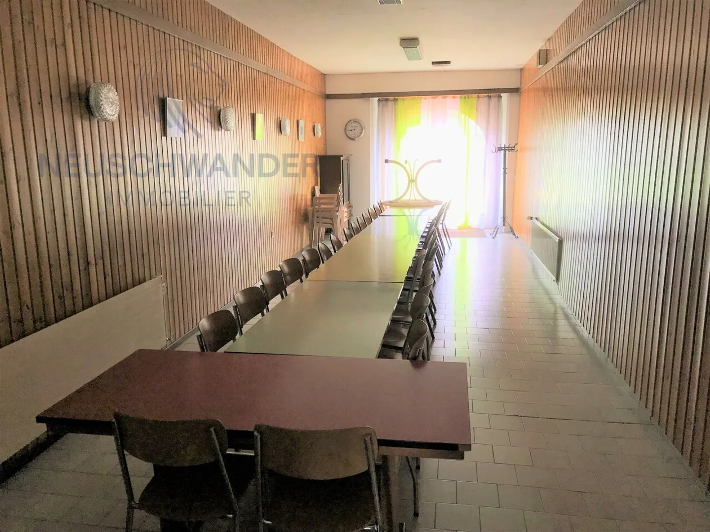 Imposing and spacious building with excellent potential to exploit. - Photo 4 of 12