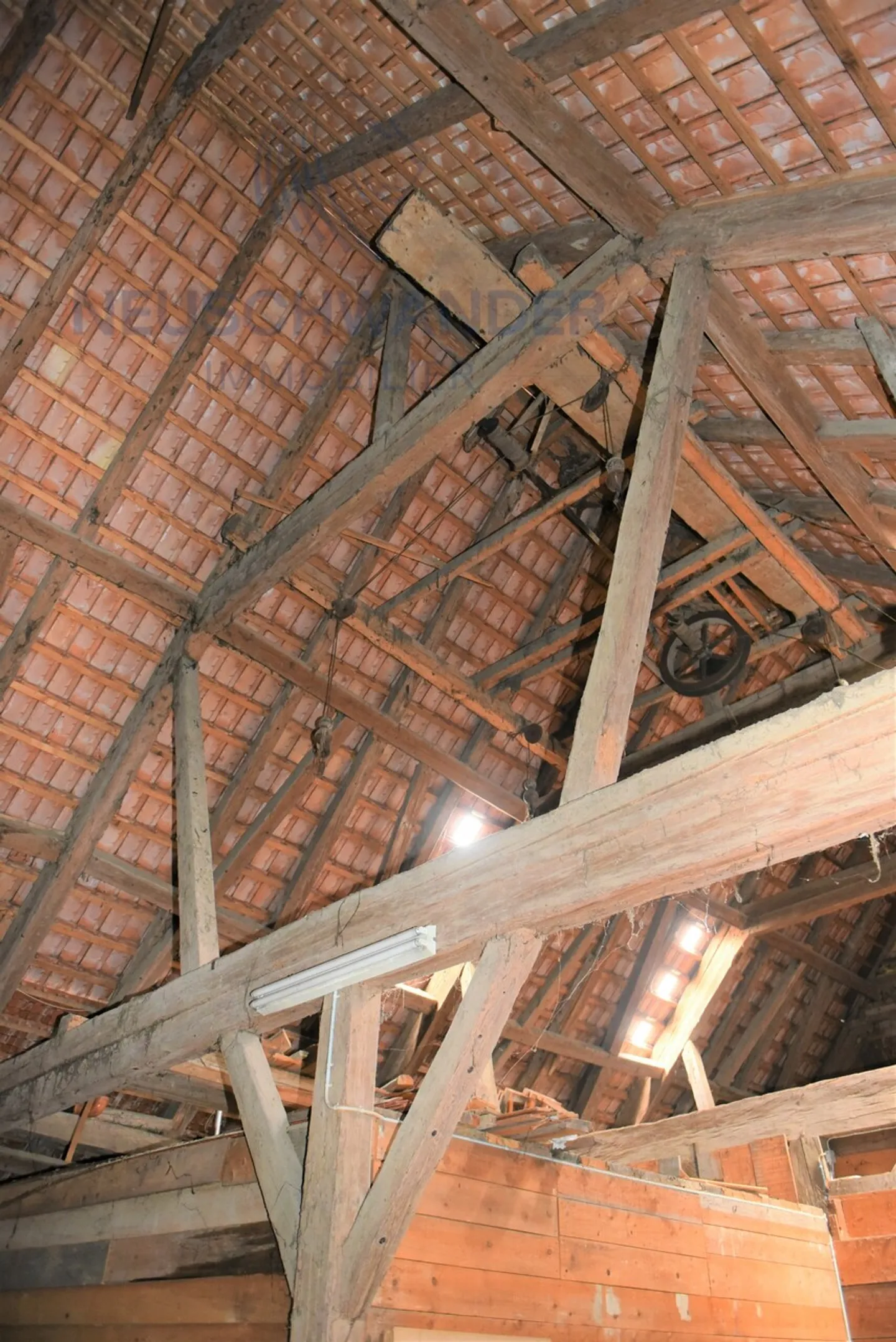 Imposing and spacious building with excellent potential to exploit. - Photo 5 of 12