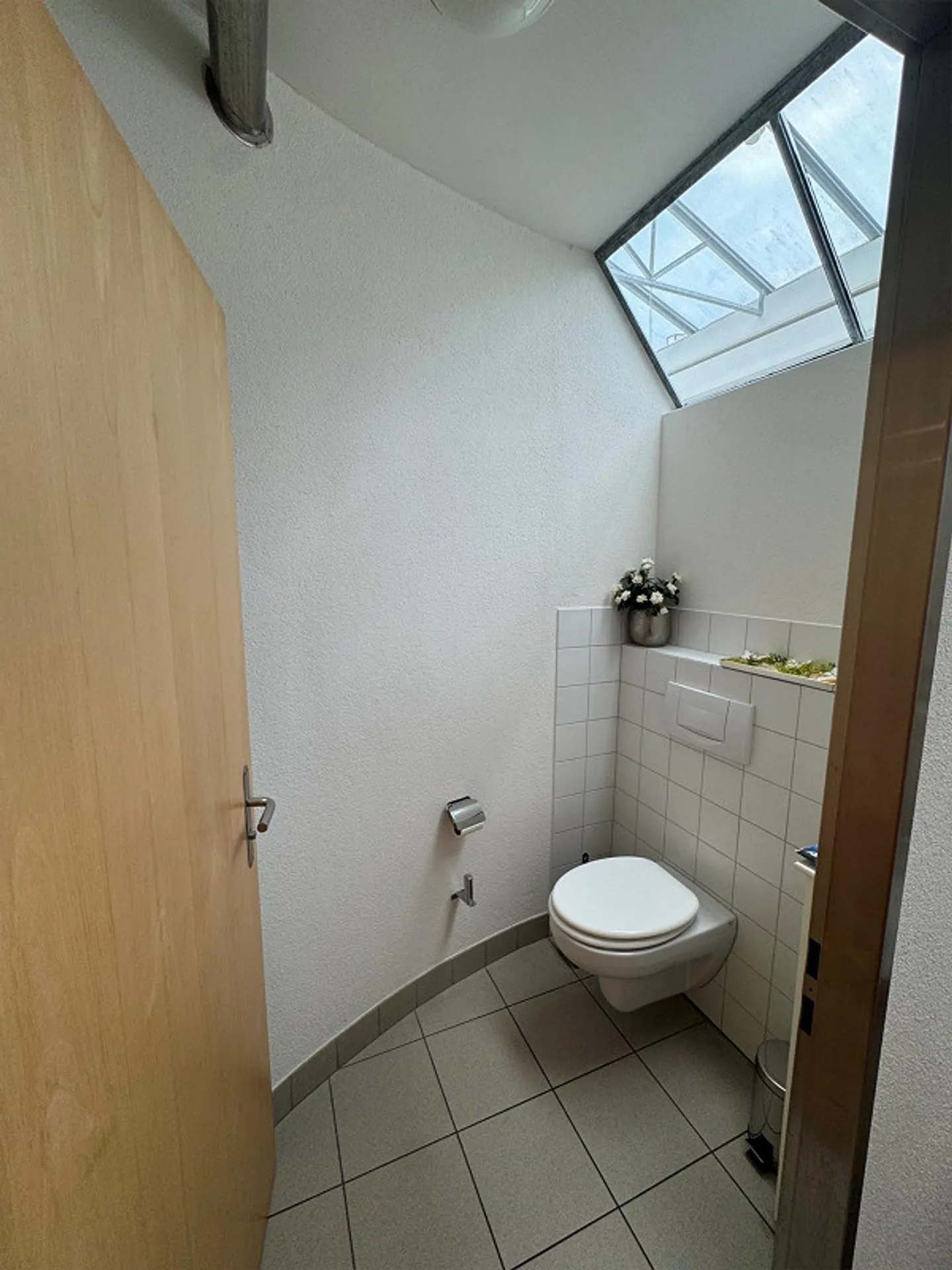 Geräumiger Coiffeursalon mit Parkplätzen - Foto 7 von 9