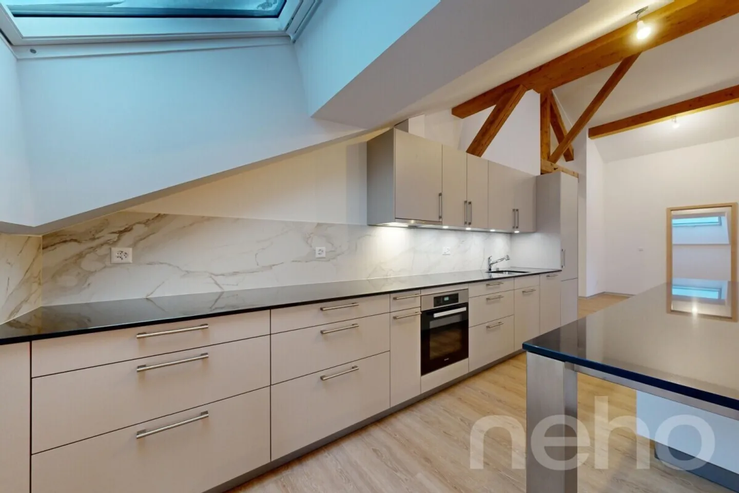 Splendido appartamento 5.5p sotto il tetto esposto a sud in un edificio storico! - Foto 5 di 13