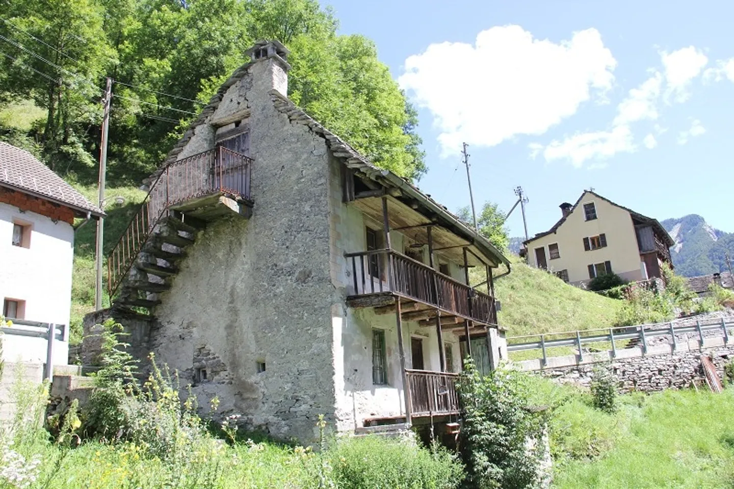 Rustico da sviluppare con molto terreno circostante - Foto 1 di 8