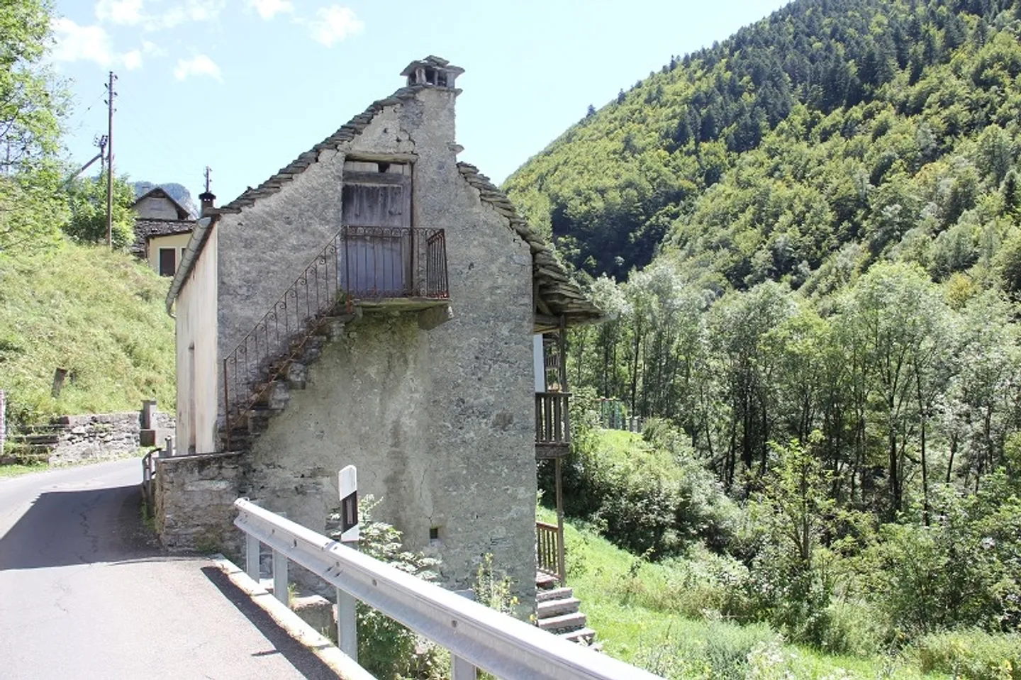 Rustico da sviluppare con molto terreno circostante - Foto 2 di 8