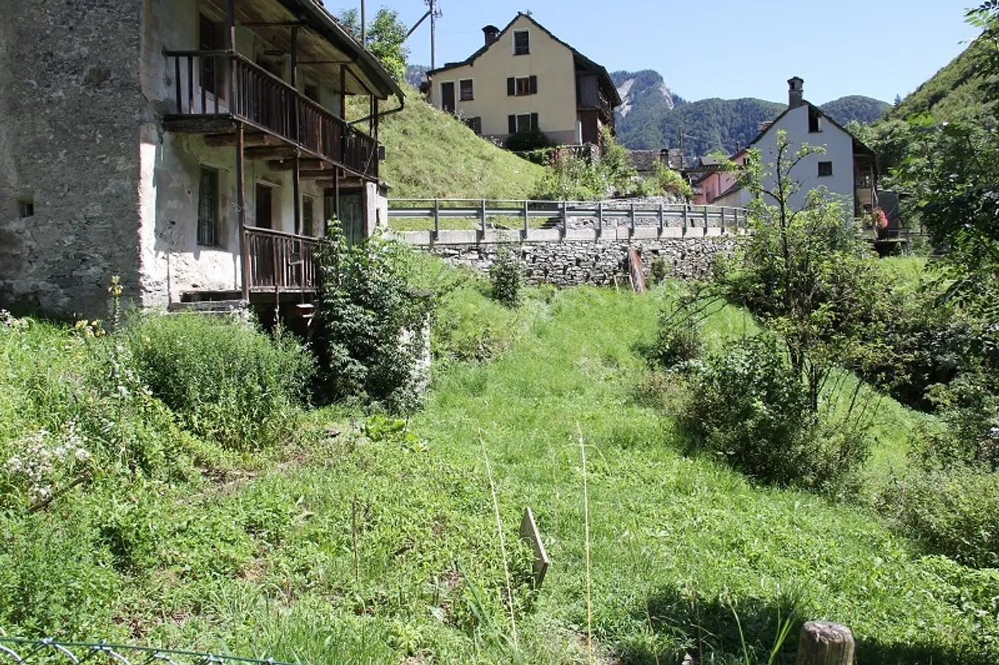 Rustico da sviluppare con molto terreno circostante - Foto 8 di 8
