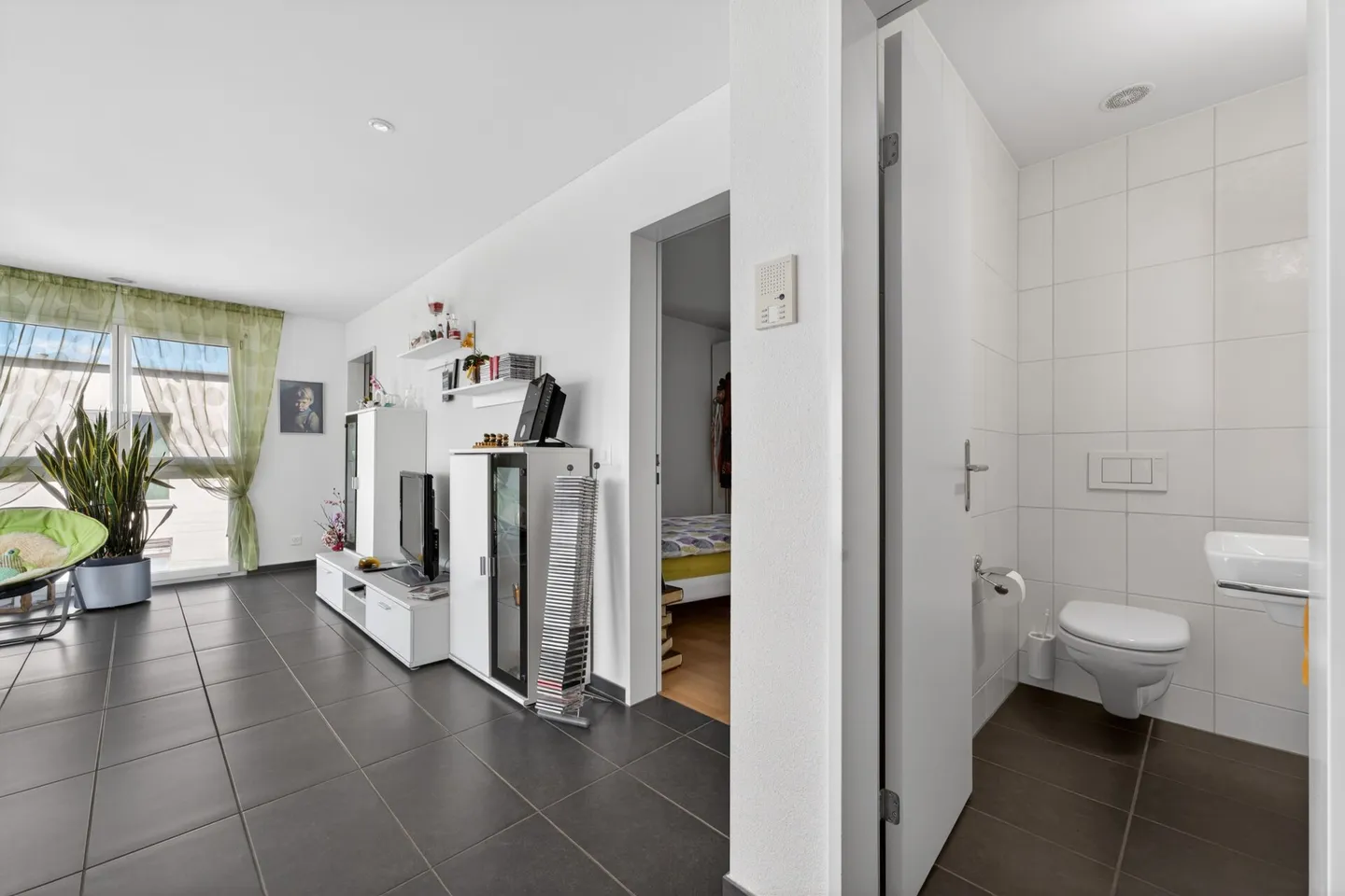 Urban Living Meets Nature - Penthouse Apartment with a View - Photo 9 of 20