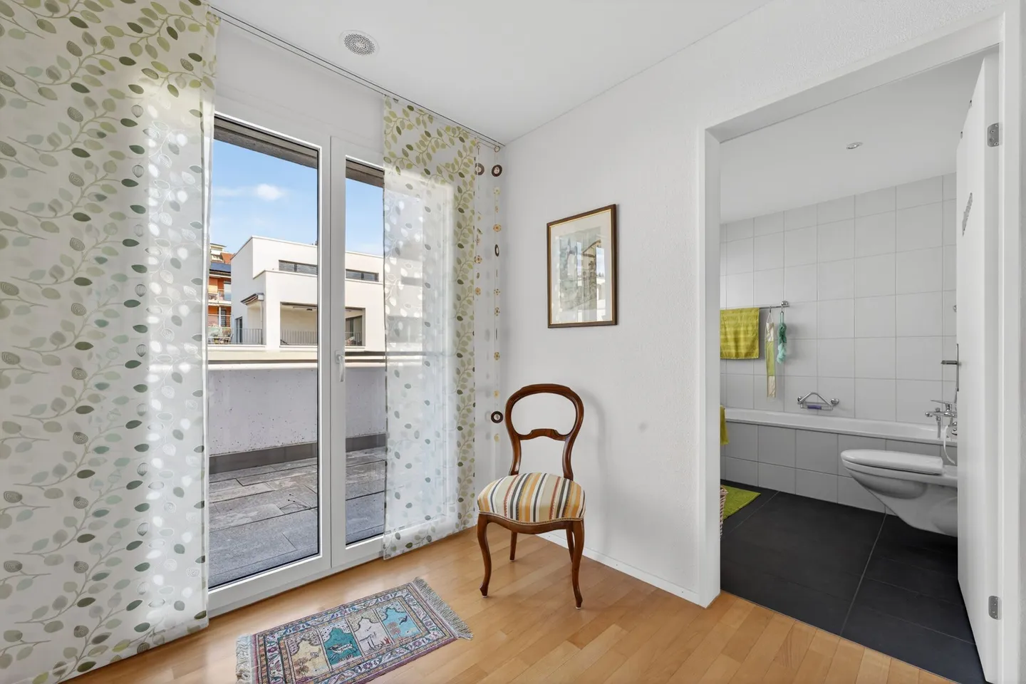 Urban Living Meets Nature - Penthouse Apartment with a View - Photo 13 of 20