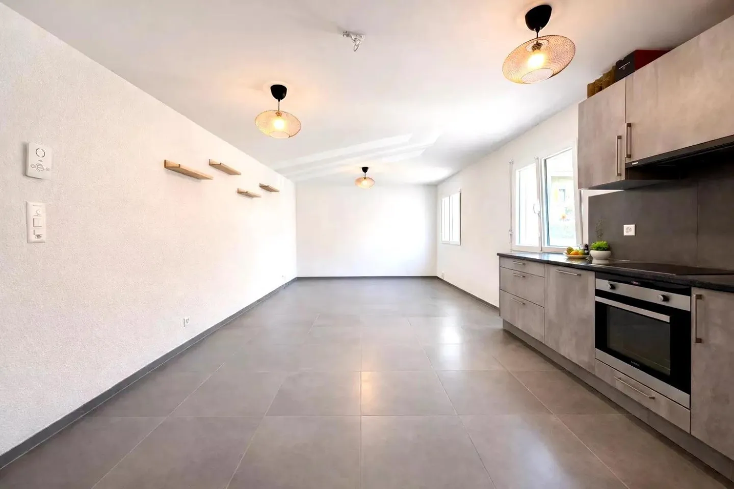 Ampio studio, con parcheggio, spese incluse, disponibile immediatamente o su appuntamento - Foto 2 di 3