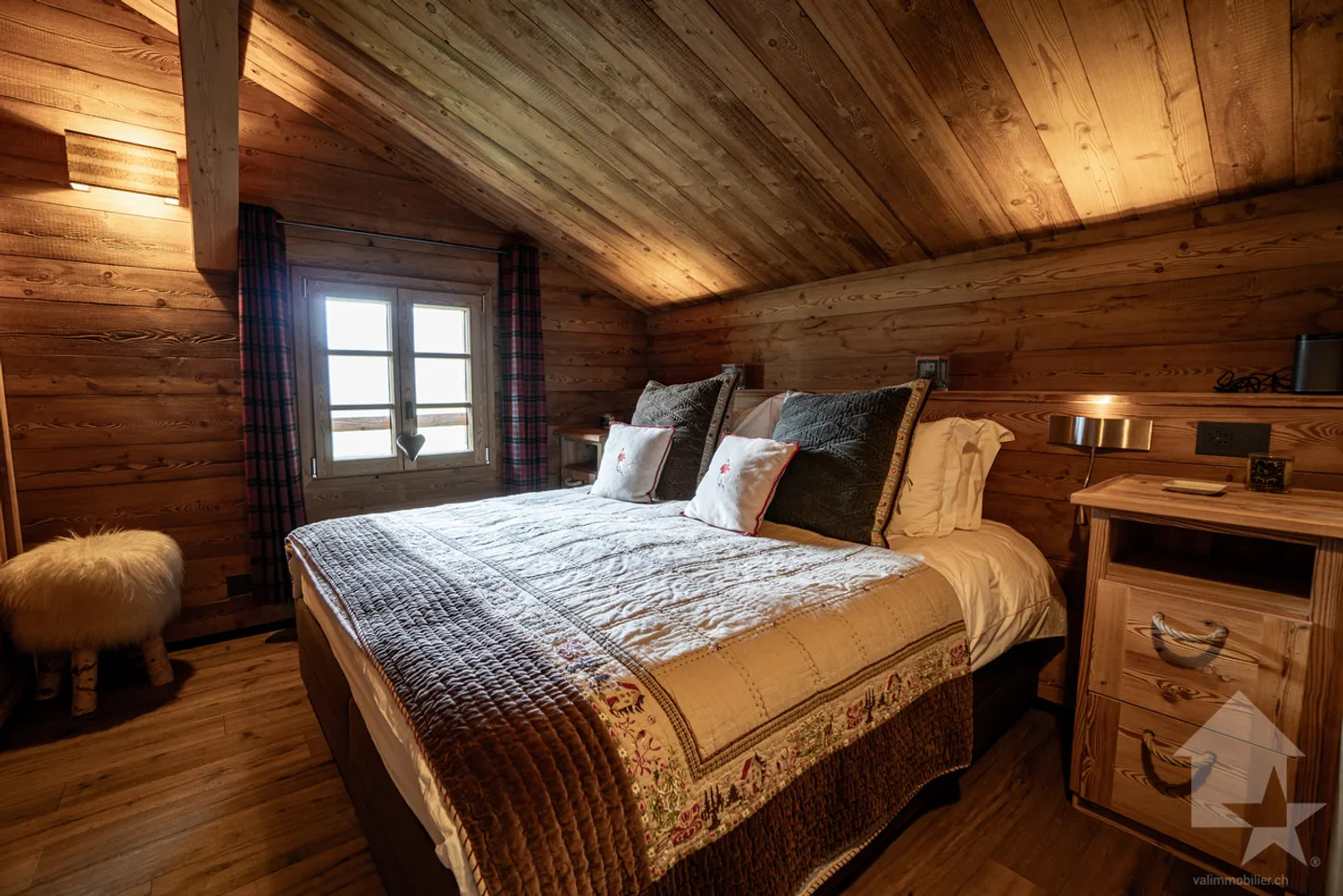 Charming Chalet with Stunning Views - Photo 14 of 18