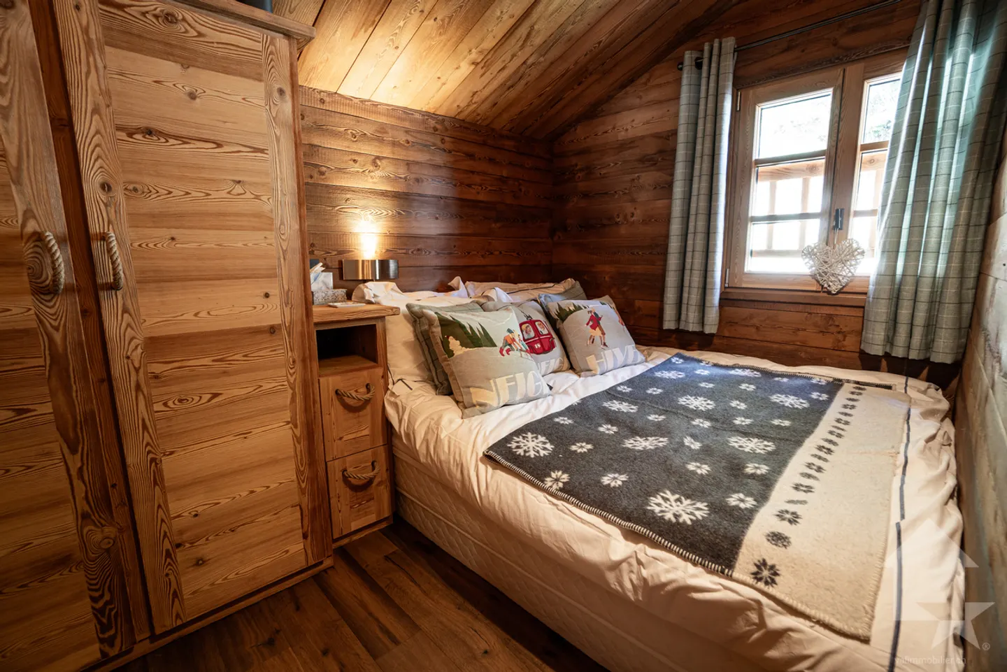 Charming Chalet with Stunning Views - Photo 15 of 18