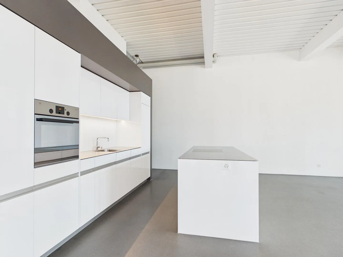 Modern 2-room loft apartment near Westside - Photo 3 of 14