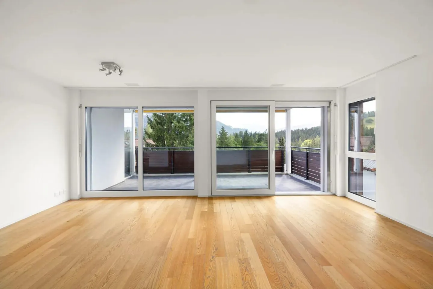 4.5-room apartment with large balcony for sale in Laax - Photo 2 of 6