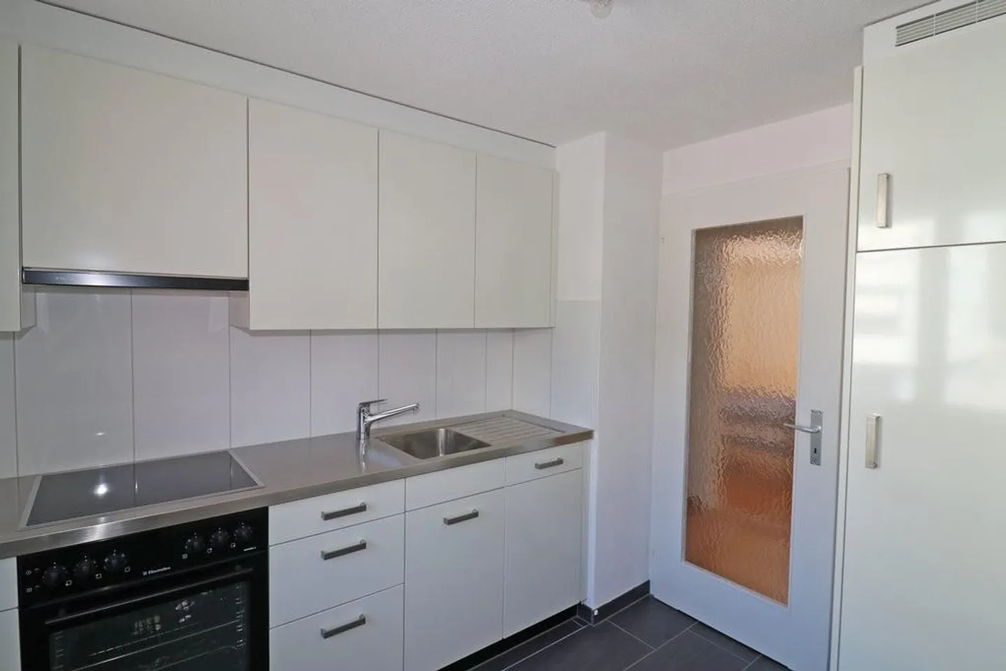 Appartement lumineux de 3 pièces avec grand balcon - Photo 3 sur 6