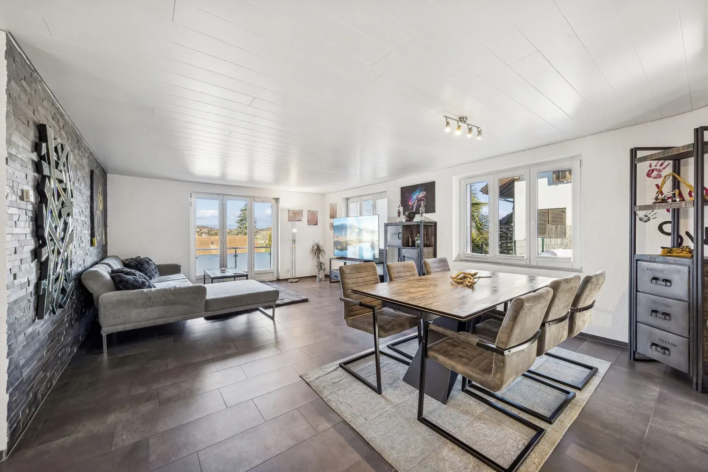 Maison individuelle de 5,5 pièces avec piscine, située dans un cadre rural et calme - Photo 3 sur 13