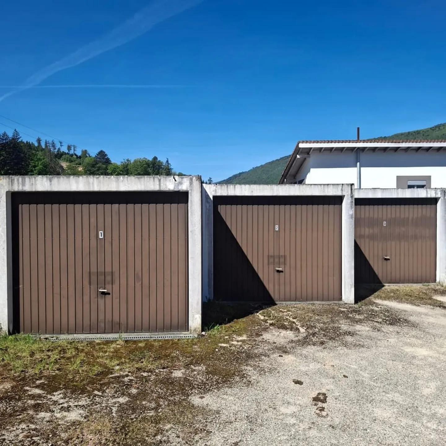 Massive concrete element garages - immediately available, well maintained - Photo 2 of 3
